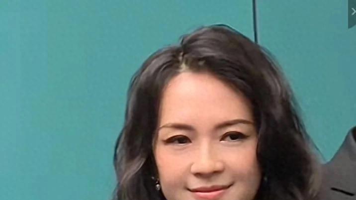 章子怡穿黑色透视装参加活动，被两位外国高层紧盯着，身材太好了