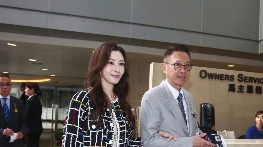 李嘉欣老公许晋亨近况曝光！62岁独行街头没有保镖，曝每月领200万生活费