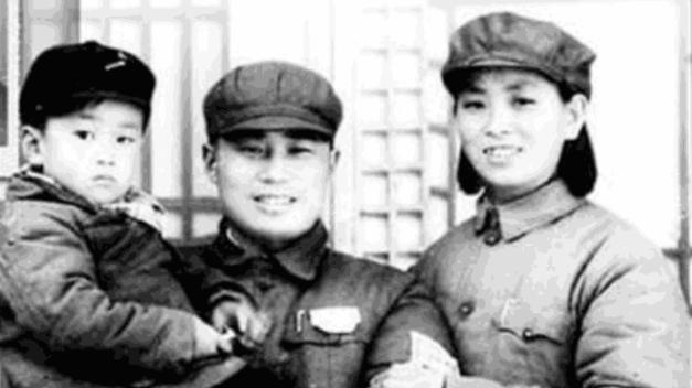 1969年，王近山在南京火车站，看到了永生难忘的一幕：三个老人向他敬礼