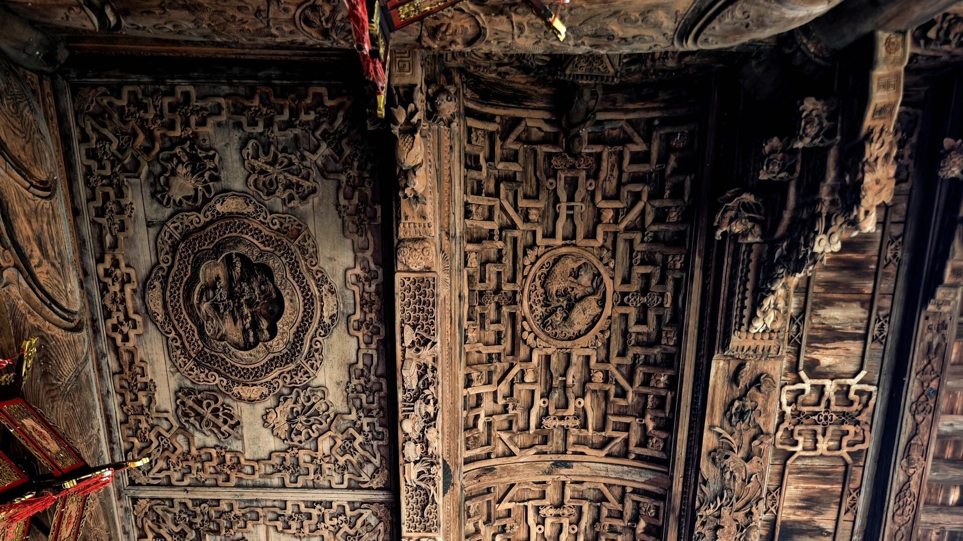 东阳木雕逆袭史，从濒危断代到世界之都，非遗如何破圈？