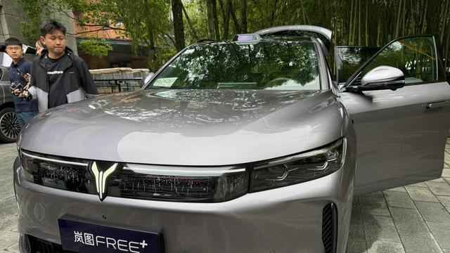 岚图FREE现身街头，增配女王副驾与车载冰箱，476马力搭载华为乾崑动力