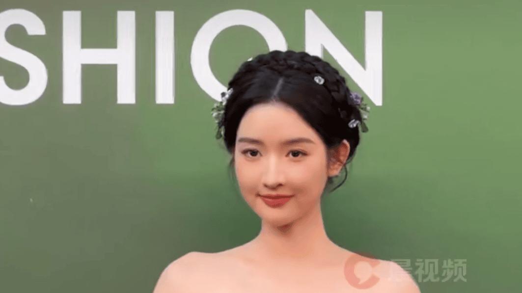 王玉雯出席时尚盛典，加绒打底裤引发热议啊！