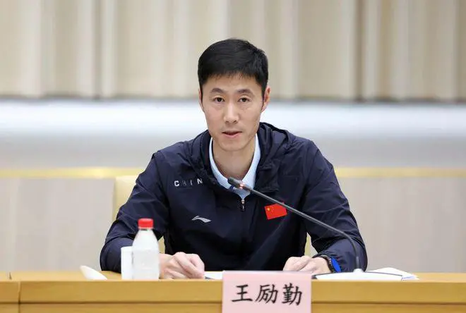47岁王励勤近况，升任国乒主席，身居高位，老婆漂亮孩子可爱