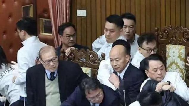时隔多年，马英九亲赴大陆和谈引发震动，两岸统一有望？马英九刚走，岛内蓝绿阵营就陷入混乱？