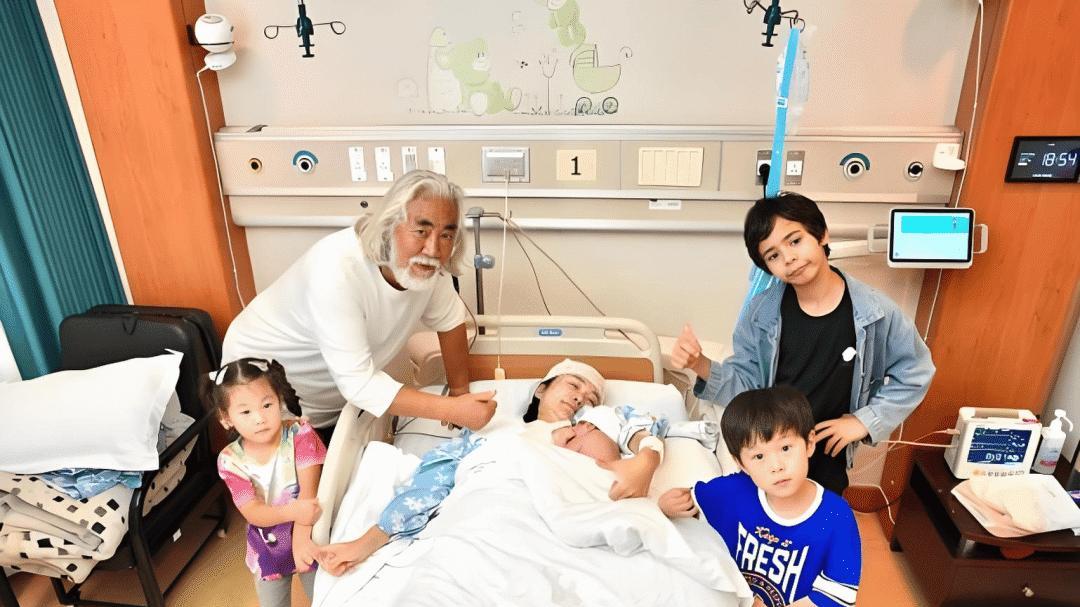 73岁张纪中携小31岁孕妻杜星霖及儿女新疆旅游，一家四口好温馨！
