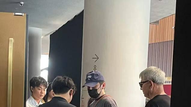 雷佳音带家人看演出，半年没拍戏胖不少，头大腿细还没父亲身材好