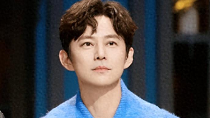 半退休，无妻无子，当了一辈子老好人的何炅，现在怎样了？
