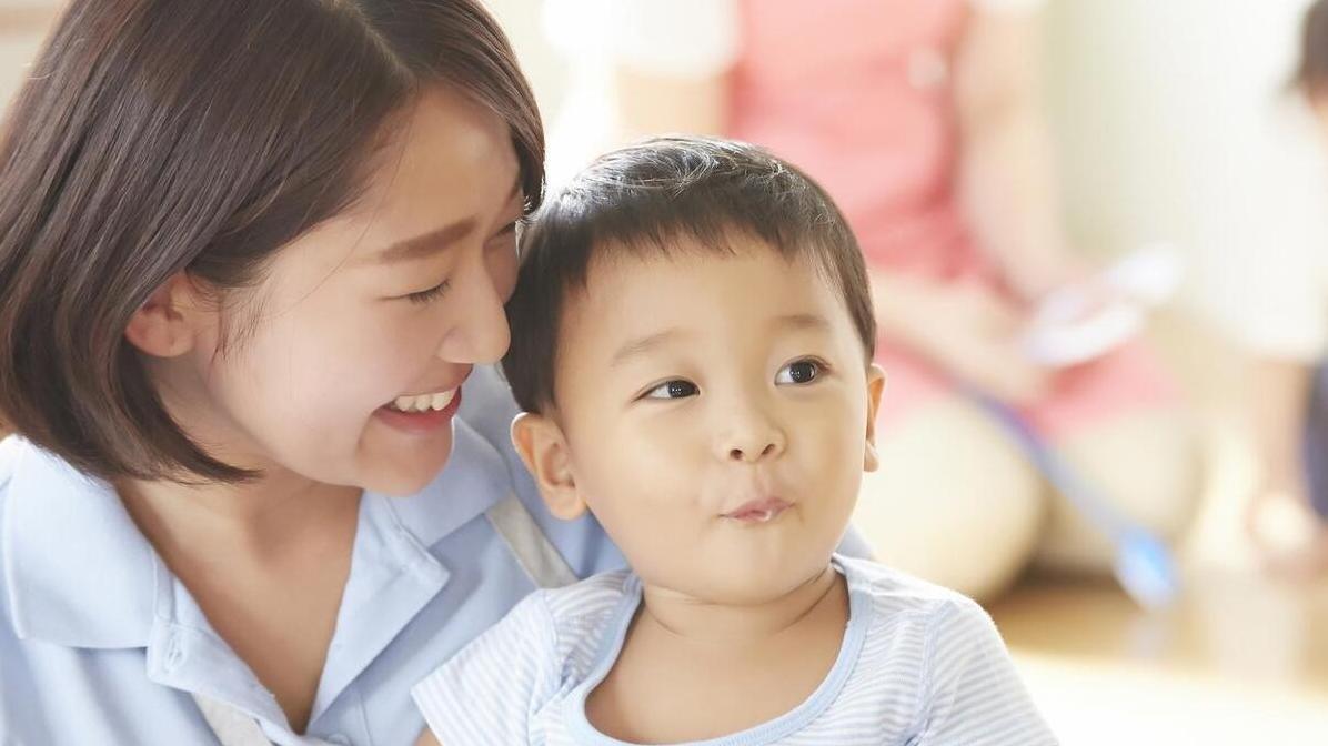 3岁前，亲自养娃秘诀：为何妈妈带的孩子语言能力更强？