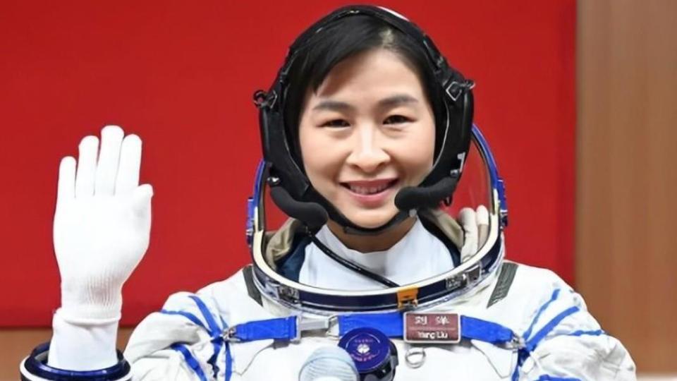 中国三位进入太空的女航天员，她们现状如何？两人是副部级干部
