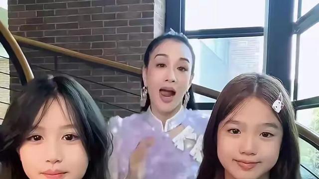钟丽缇16岁女儿疑似早恋，晒与男友手牵手照片，打扮成熟思想前卫