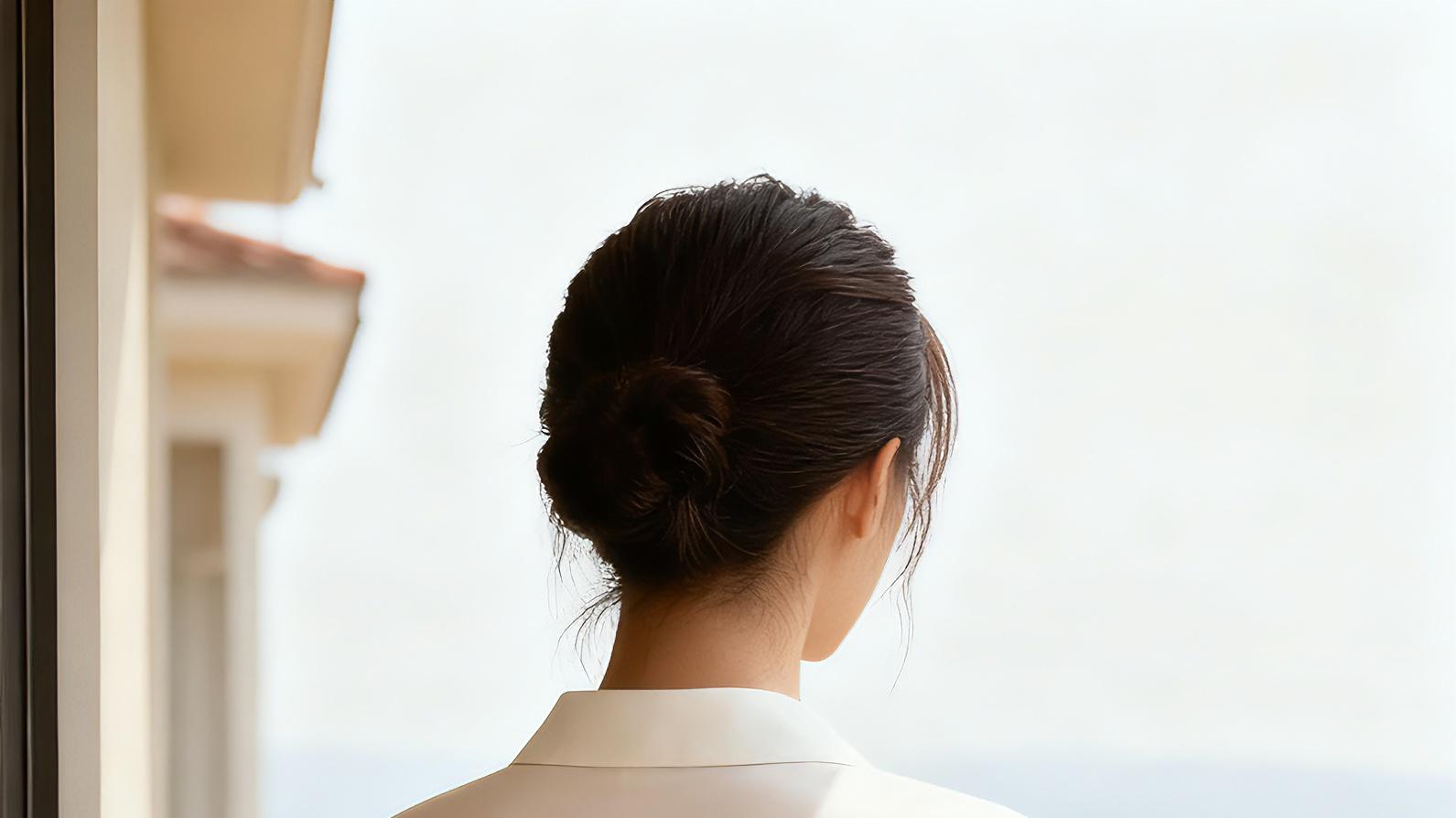 白色套装，呈现简约职场干练风，成熟职业经理人气质。