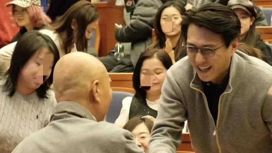 靳东中戏旁听陈佩斯讲座
