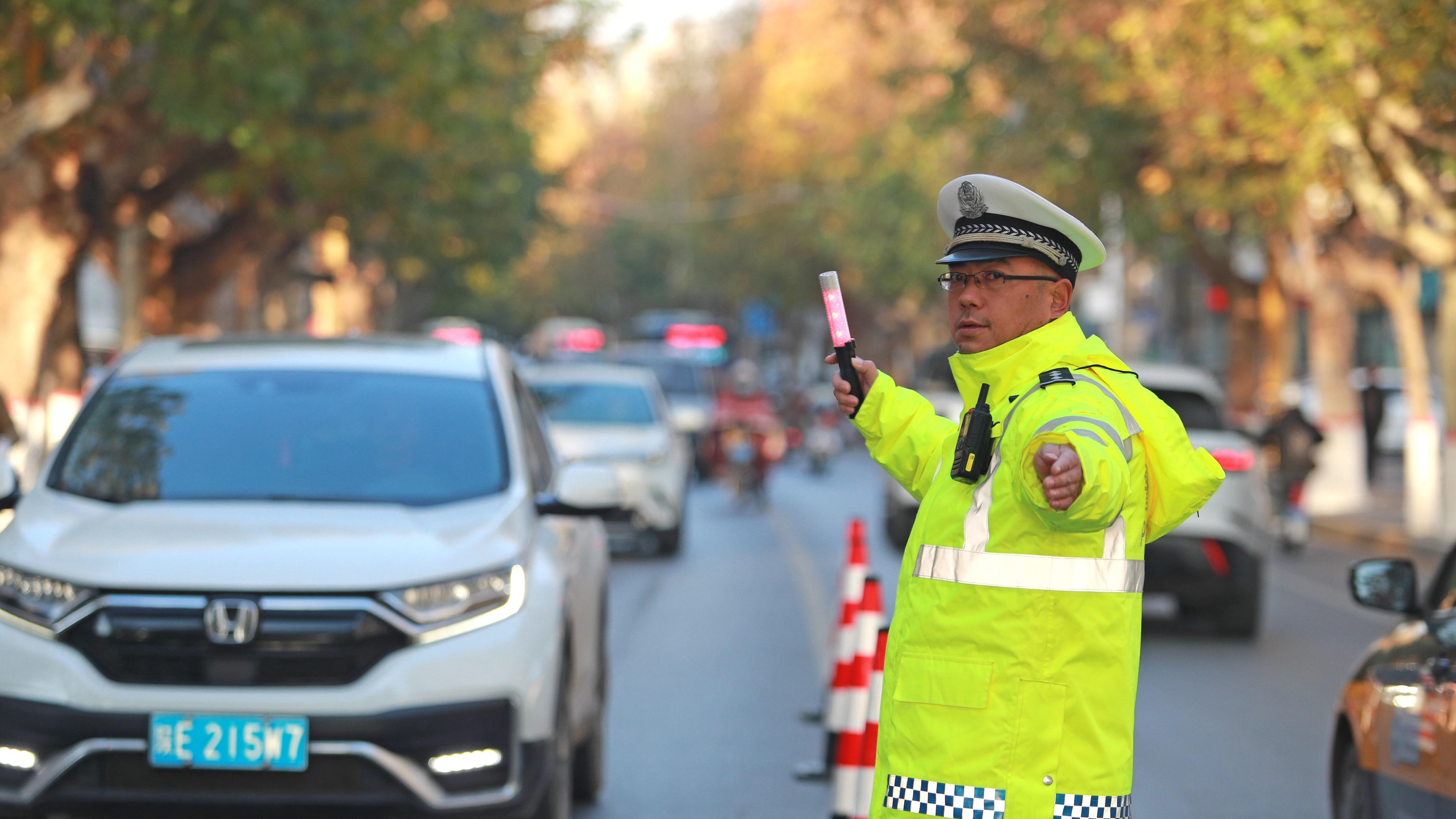 市公安局交警支队临渭大队出实招守护市民出行平安