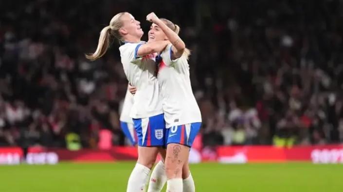 0-8 惨败！失误频现！中国女足遭英格兰碾压 斯坦韦戴帽 + 11 分钟连丢4球