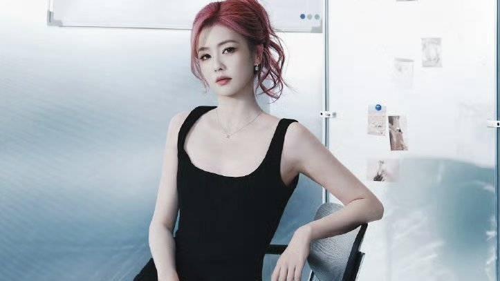 白鹿穿32年前古董高定炸场！这波是穿越剧照进现实