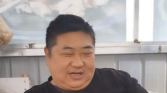 网红“道口郭峰二嫑”去世，年仅48岁，体重超200斤，喜爱喝茅台