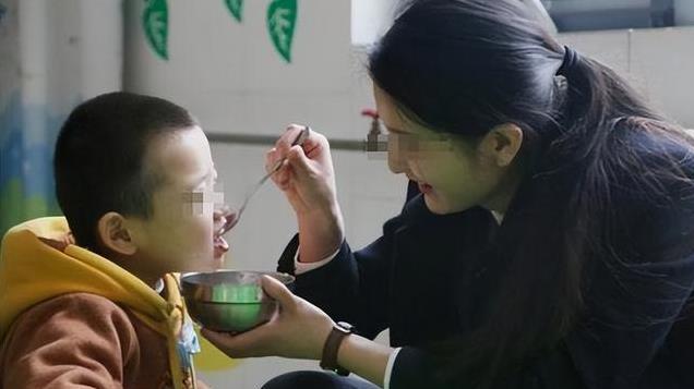 大妈住养子家9年，临终给养子2万亲儿子2套学区房养子取款时愣住