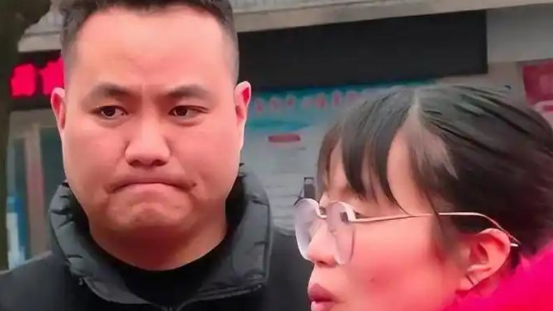 我要把50万的家产平均分给儿子和女儿，儿媳妇不同意，她说我女儿想平分财产，除非外孙跟我老伴姓