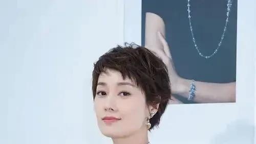 48岁马伊琍恋爱后容光焕发，穿灰大衣配衬衫高级贵气，在时装周美成女王