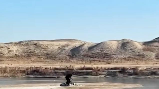 黑龙江坠湖事件，皮卡司机明明可以生还，错误指挥给了他错觉