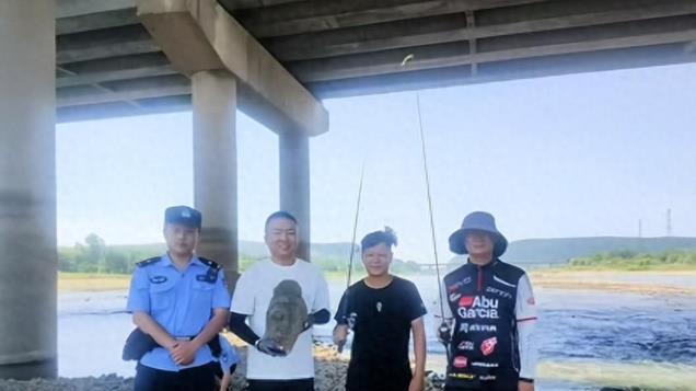 安徽一男子钓鱼捡“千万现金”，官方回应为谣言，或涉及法律问题