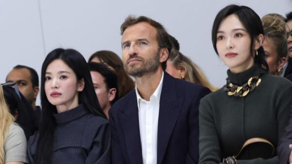 贾玲和李现同框：42岁贾玲“腰臀比”绝了，颜值惊人，我却笑不出