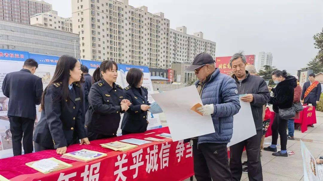 临猗县市场监管局开展年报宣传活动