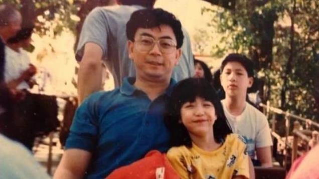 节哀！陈妍希父亲疑似去世，发文悼念，晒父亲九宫格