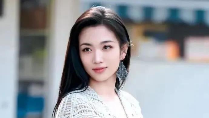 笑得停不下来！代露娃生图霸屏米兰时装周，流苏引发外网热搜榜！