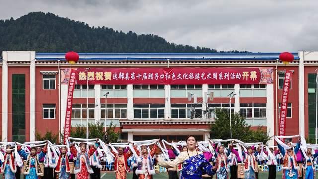 第十届腊子口红色文化艺术周启幕 四省区大力士角逐“则巴” 30亿元项目现场招商