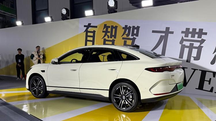 配冰箱和高阶智驾，秦L EV售价11.98万元起