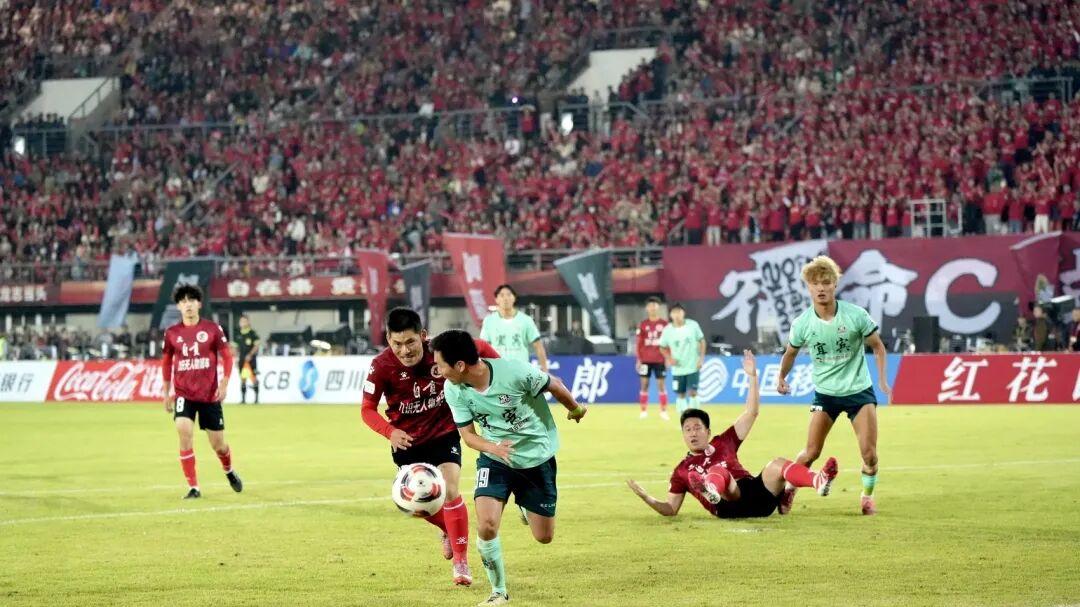 其他省超和苏超的差距？苏超1赛季3张罚单，而川超1轮就有4张罚单