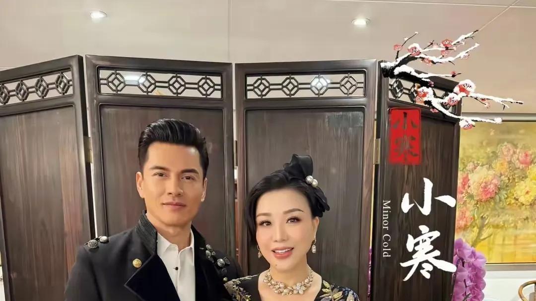 69岁吕良伟腊八节晒照，和小15岁妻子合影，夫妻俩看不出年龄差