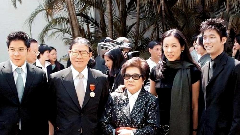 慈善晚会站位暗藏玄机：朱玲玲稳站 C 位，赵雅芝为何甘心角落？
