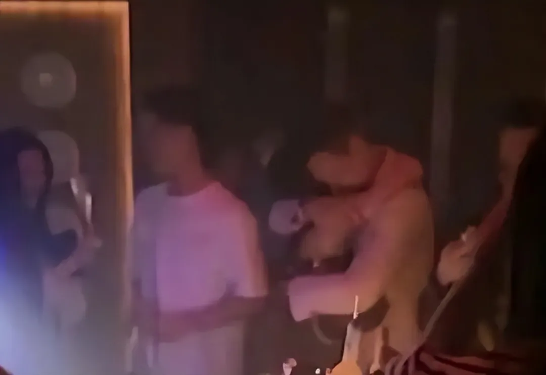 不必可怜胡杏儿，她早就变了