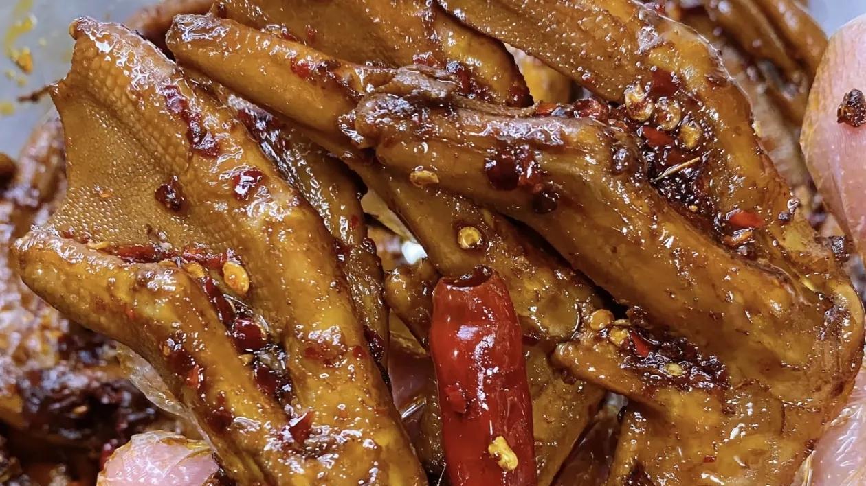 一口一个香辣爽，揭秘麻辣鸭爪背后的美味秘密！