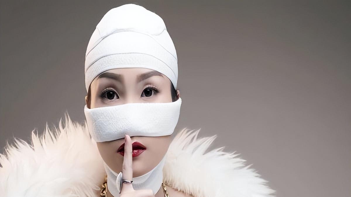 鼻子上挤出的白色丝状物，是“油脂角栓”或“脂质微丝”