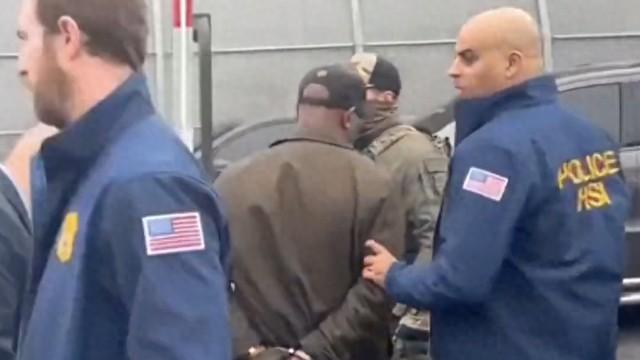 警察骑马劈头镇压民众？特朗普放话阅兵期间谁搞事就收拾谁！