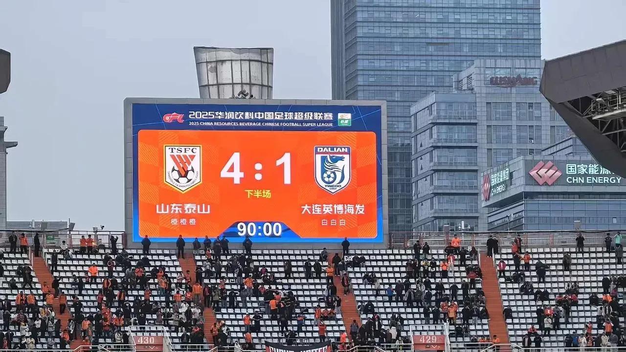 大连这场球踢得真挺好，一度让泰山很紧张。要是卡兰加没红牌，结果真不好说。卡兰加那