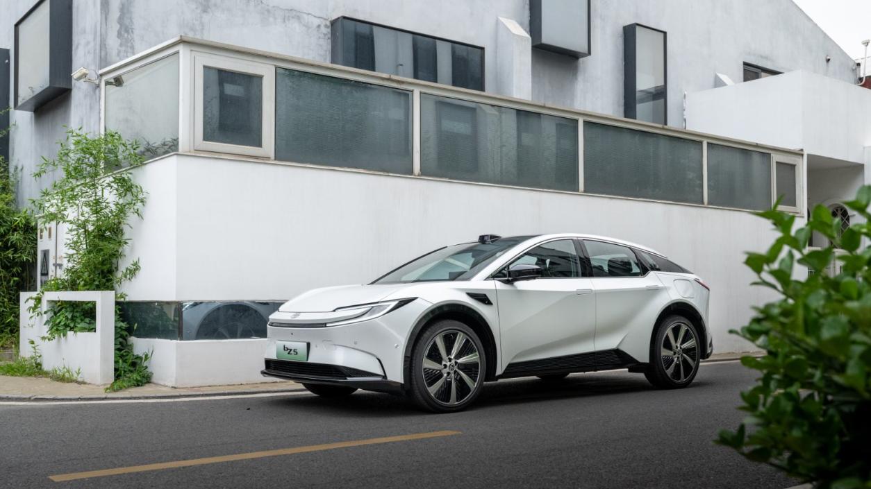 15万级！全车30多个感知硬件，丰田bZ5标配激光雷达，200kW电机