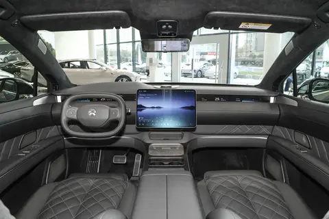 蔚来ET9体验报告：家用还是高端？旗舰轿车的实用考量