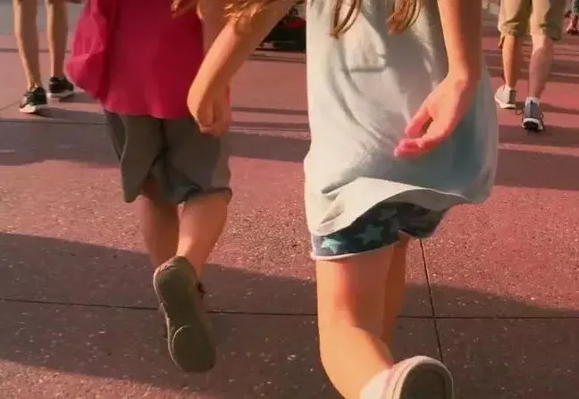 在迪士尼乐园，扫地不叫扫地，叫“收集梦想的碎片”