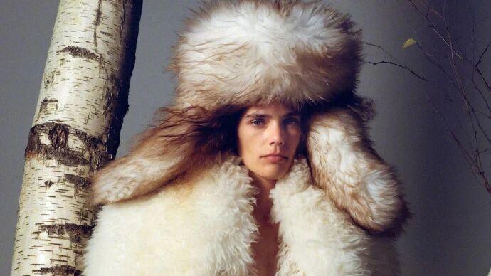 这组冬季皮草针织大片，是把 “臃肿冬装” 焊成骨相上的柔奢野韧诗