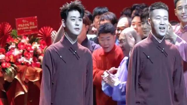 2025德云社封箱演出登上热搜榜首！台上近百人无法压制一个张云雷