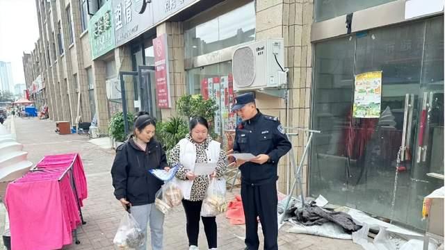 成武公安集市里的“安全课堂”护航百姓平安