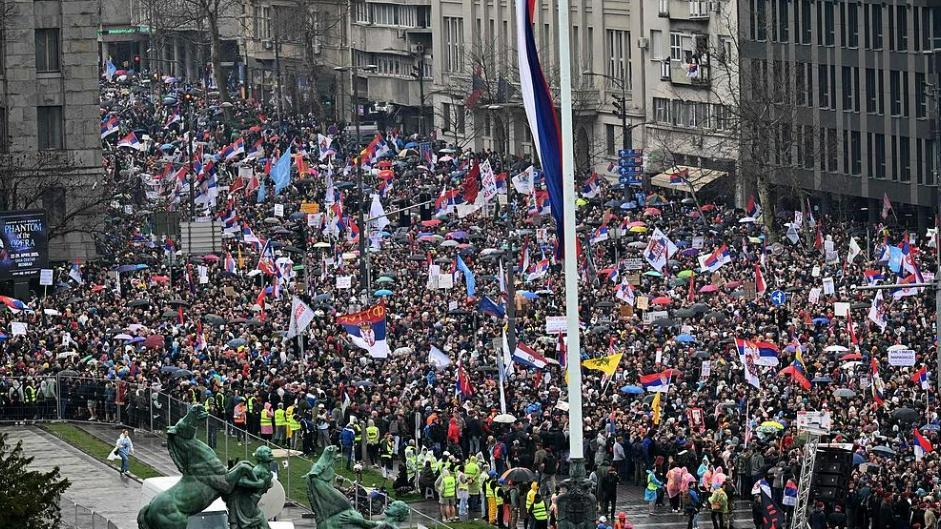 40万人冲上街头，欧洲两国同时爆发“颜革”，还都是中国“哥们”