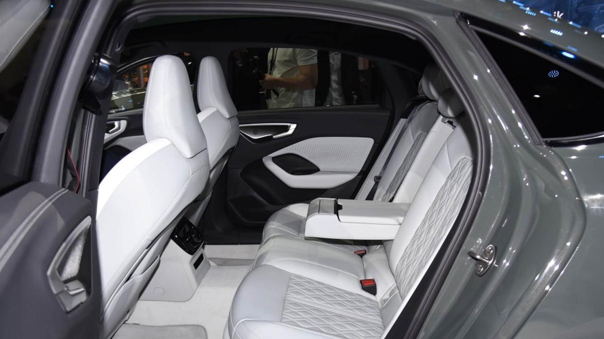 全新奥迪A5L要来了！长超4米9，双激光雷达+三联屏，又要卖爆了？