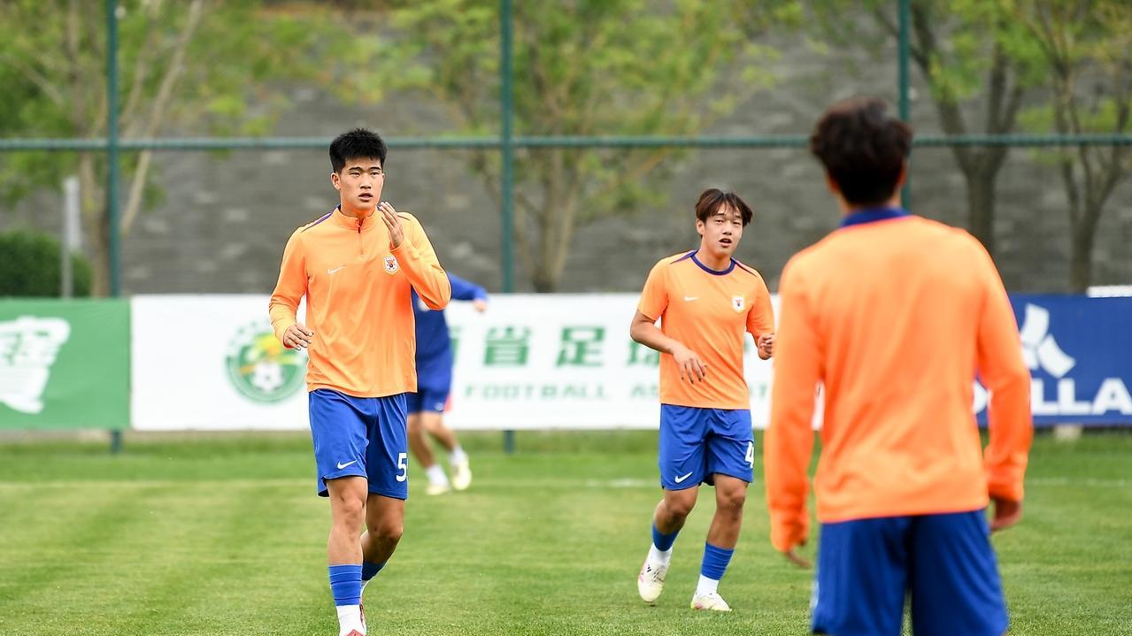 崔康熙看到了吗！泰山队19岁铁卫，任意球破门+凌空爆射，2场4球