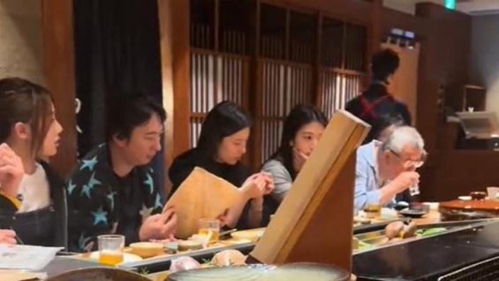 王思聪携三美女日本聚餐引热议！下巴后缩被劝整容，网友：颜值崩了？