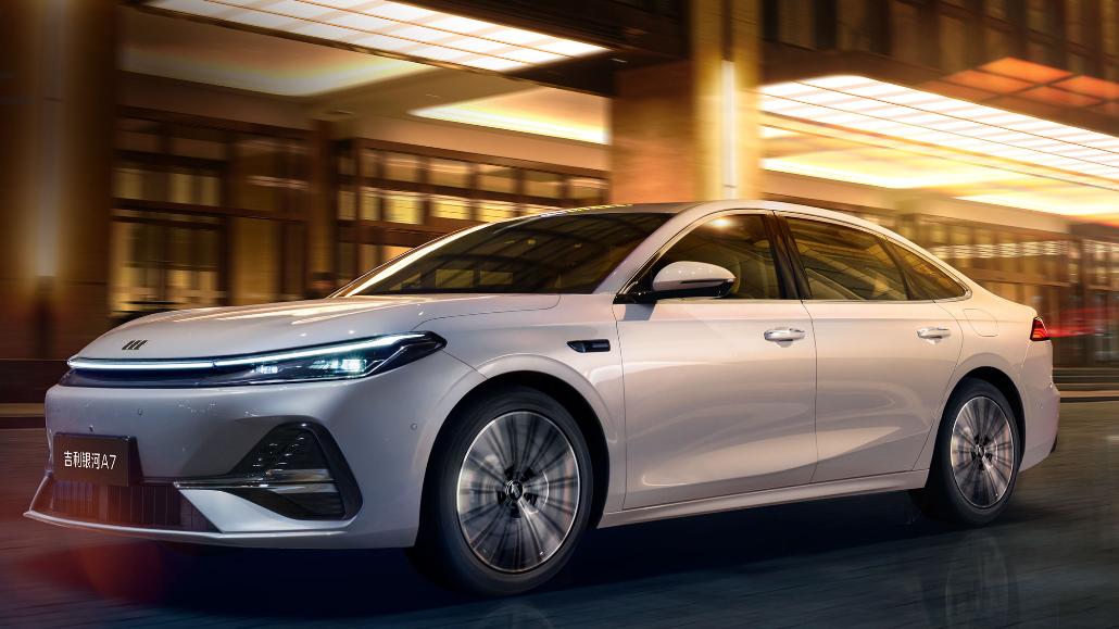 8万元起，吉利新车上市，长超4.9米是要掀混动中级车桌子？